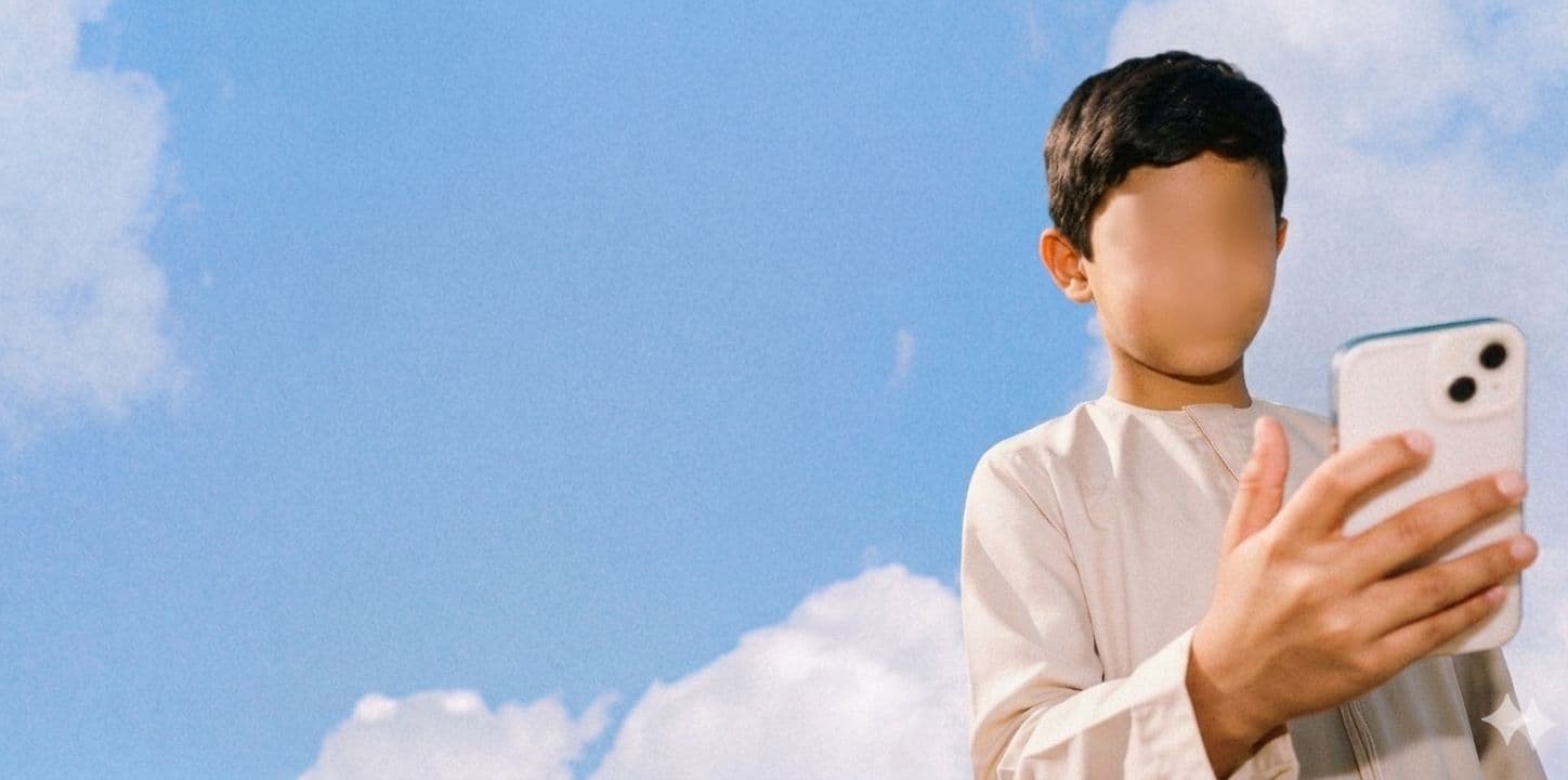 Muslim Guard – enfant utilisant son téléphone