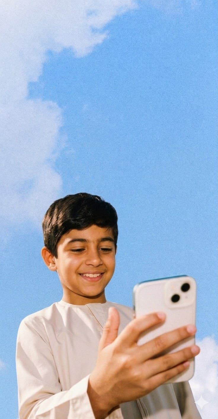 Muslim Guard – enfant utilisant son téléphone